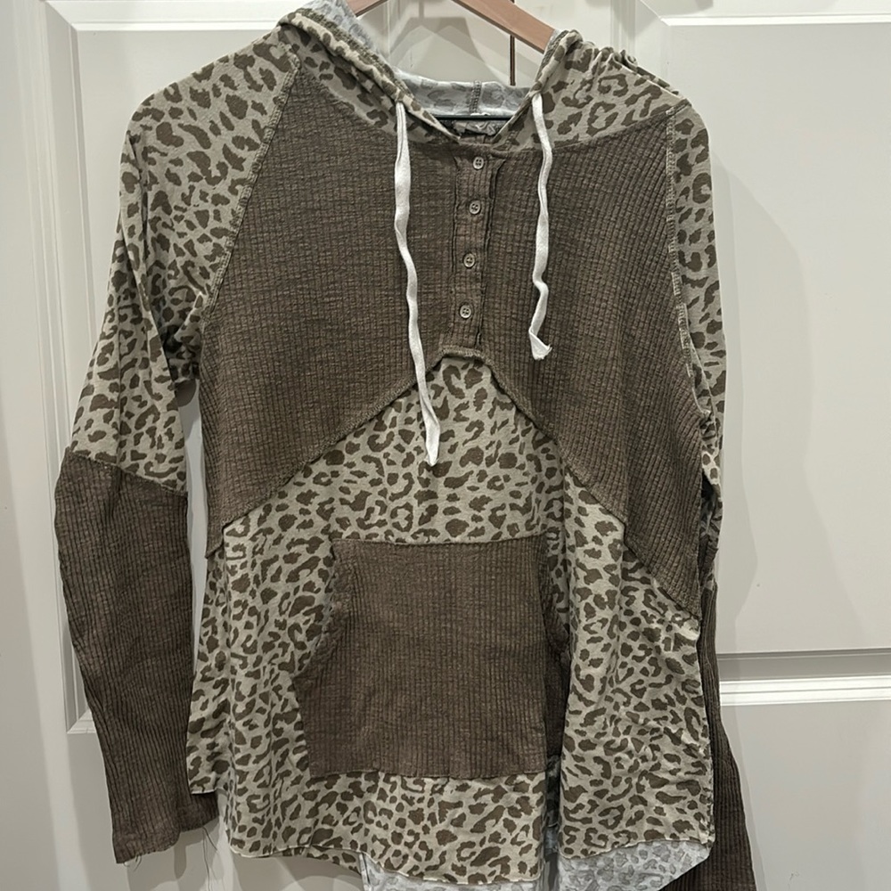 Cheetah print, long sleeve with hoodie